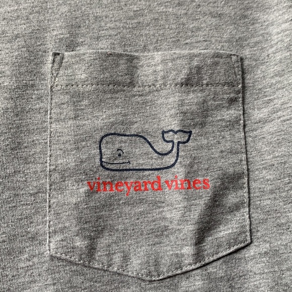NWOT Vineyard Vines Holiday 2016 T-shirt, long sleeve gray with Santa hat - Picture 4 of 7